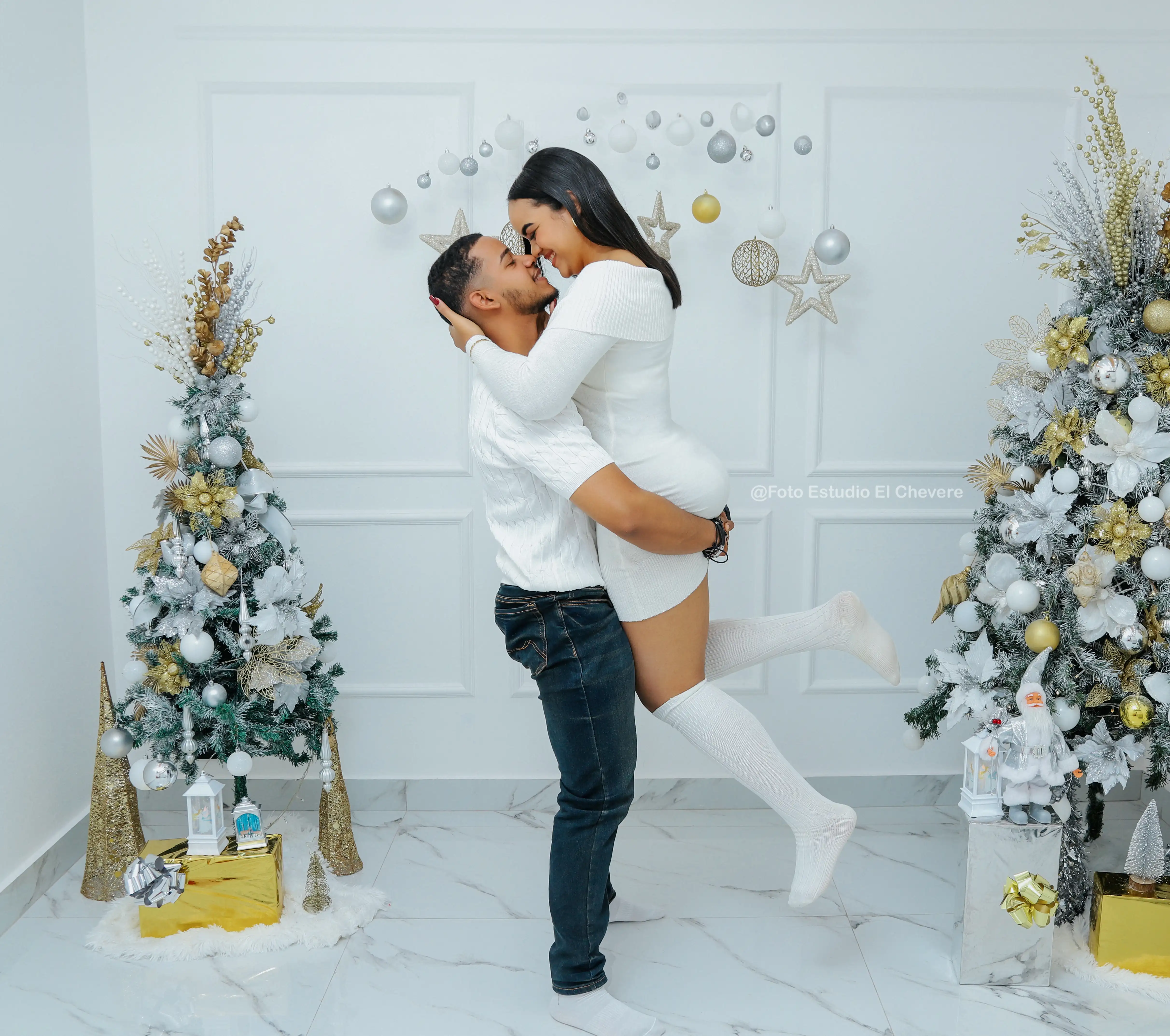 Una colección de fotografías de parejas enamoradas, capturando sus momentos especiales juntos.