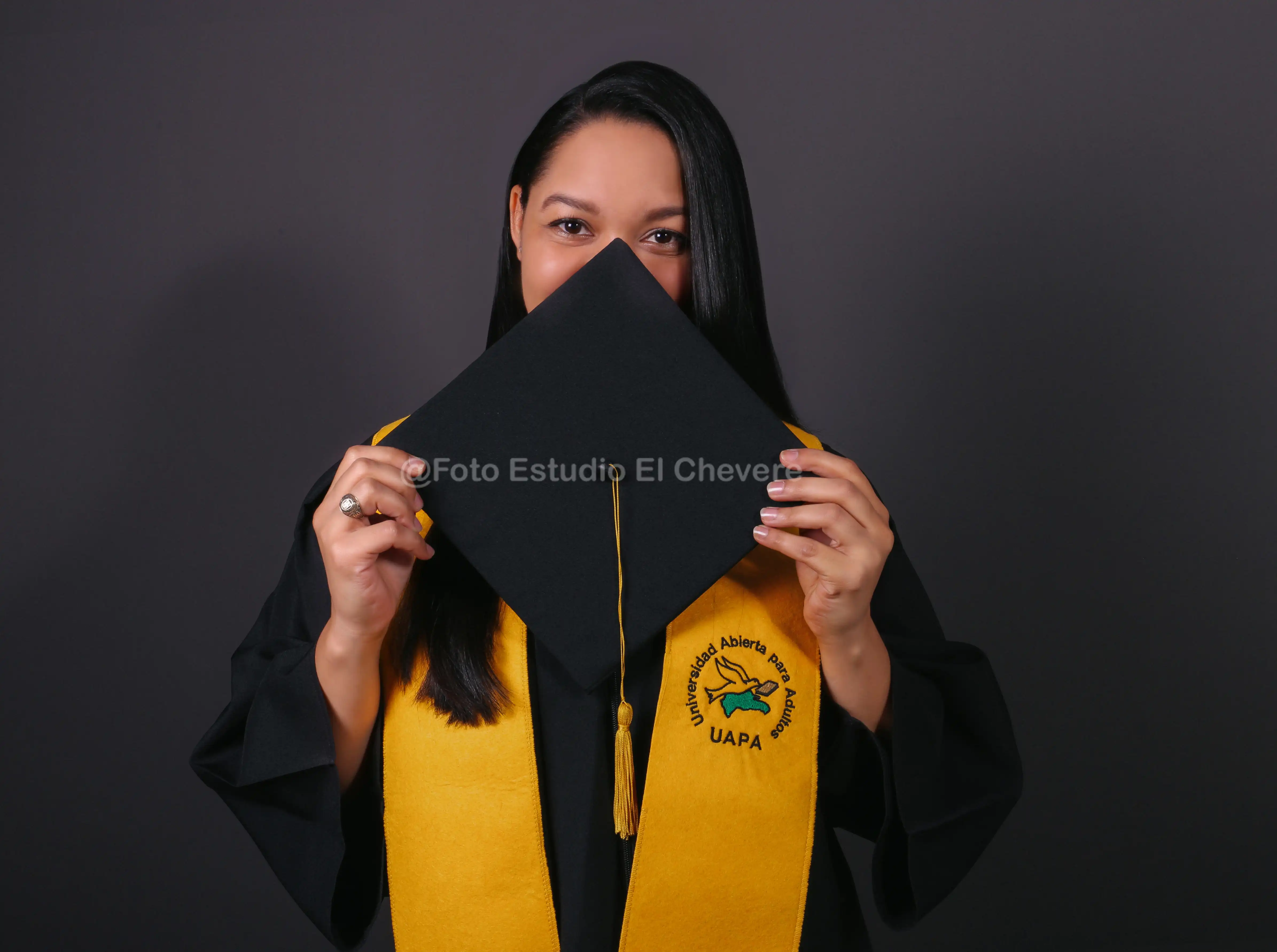 Una colección de fotografías de graduación que celebran los logros académicos.